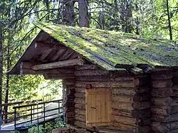 Охотничья избушка в музее-заповеднике «Хохловка» (Пермский край, Россия)