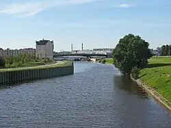 Охта при впадении в Неву, над устьем Малоохтинский мост. На левом берегу месторасположение бывшей шведской крепости Ниеншанц, на правом берегу месторасположение бывшего шведского города Ниенштадт.