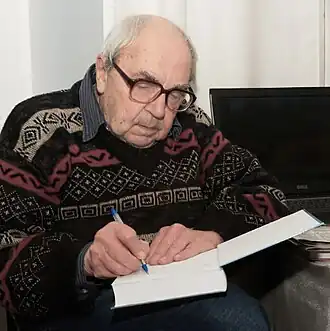 Е. Н. Панов подписывает книгу в музее г. Мстёра, 2017 г.