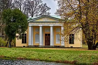 Главный фасад, «первый в русском искусстве XVIII века опыт анималистической скульптуры» — посередине