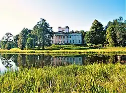 Дворец Уместовских на берегу Гавьи
