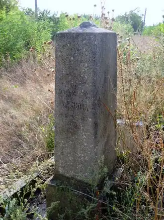 памятник во дворе церкви