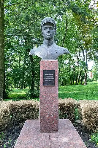 Памятник-бюст Г. Танцорову на Аллее Славы в Старом парке Тернополя