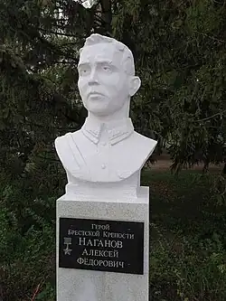 Памятник-бюст Наганову А. Ф., (Ст. Майна).