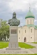 Спасо-Преображенский собор (XII век) и памятник князю Александру Невскому (сер. XX века). Переславль-Залесский