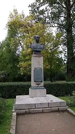 Бюст В. М. Голубева. 1948 г.,ск. Д. П. Шварц,арх. М. А. Шепилевский,В. Д. Кирхоглани