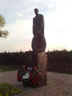 Памятник на братской могиле возле деревни на трассе Минск — Слуцк.