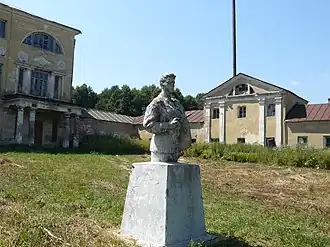 Памятник Зое Космодемьянской в Дубровской школе-интернате