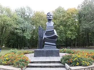 Памятник К. Д. Глинке в дендропарке ВГАУ (2016)