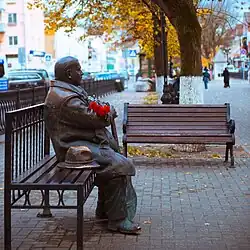 Памятник Михаилу Кругу на бульваре Радищева золотой осенью.