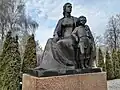 Памятник «М. А. Ульяновой с сыном Володей».