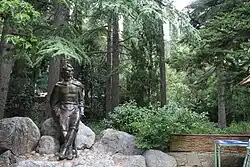 Памятник М. Горькому в Мисхорском парке.