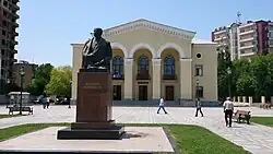 Памятник Нариманову перед Домом культуры, носящим его имя. Сумгаит. Скульптор Мир-Али Мир-Касимов