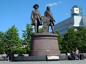 Памятник Татищеву и де Геннину, открытый на 275-летний юбилей в 1998 году