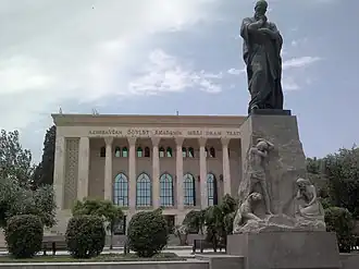 Памятник Физули на площади. На заднем плане видно здание драматического театра