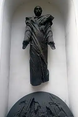 Памятник в нише фасада здания Национального музея Тараса Шевченко в Киеве
