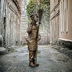 Памятник Юрию Никулину в образе дворника Тихона, 2013