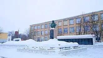 Памятник дважды Герою Советского Союза Б.Ф. Сафонову на улице Коммунаров