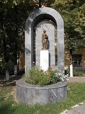 Памятник медицинским работникам перед больницей №3