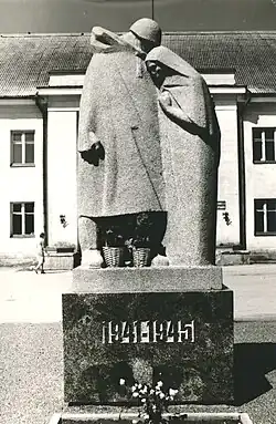 Памятник павшим в Великой Отечественной войне («Мать солдата»), посёлок Вяйке-Маарья