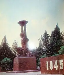 Памятник погибшим в годы Великой Отечественной войны (уничтожен в 1990-е годы).