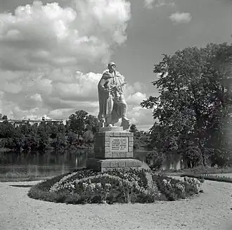 Первоначальный памятник павшим в Великой Отечественной войне советским воинам в парке Раади, Тарту, 1949 год