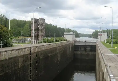 Шлюз на Сайменском канале с монументом советско-финской дружбы
