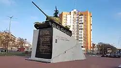 фасад постамента и южная сторона: «Воїнам визволителям від трудящих Чернігова»