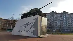 фасад постамента и северная сторона: рельеф «Атака»