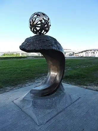 Памятный знак у моста