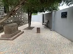 Памятная доска и братская могила русскому и армянскому воинам — участникам сражения, церковь Святой Богородицы, село Аршалуйс