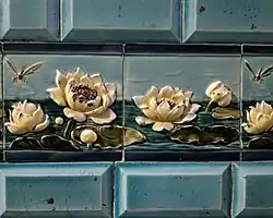 Панно с белыми лилиями