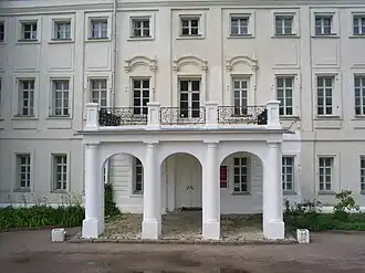 Парадный вход барского дома. Видны окна третьего этажа, помещений, где останавливался М.И.Кутузов во время Отечественной войны.