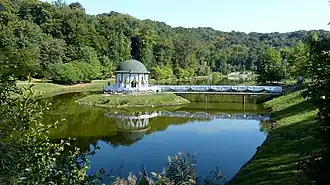 пруд с альтанкой