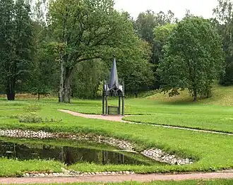 Вид на колодец в окружении паркового пейзажа (2016)