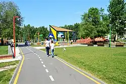 Одна из дорожек, ведущих в сторону Центральной площади парка (июнь 2019)