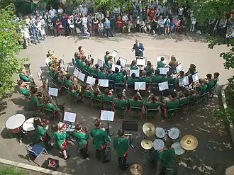 Анатолий Паутов за дирижёрским пультом концертного оркестра Детской музыкальной школы имени М. И. Табакова