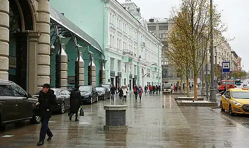 Зелёные липы подвозили на 16-метровых автопоездах, а разгрузка и посадка осуществлялась автокранами. Всего в работах было задействовано 250 человек и 90 единиц техники.