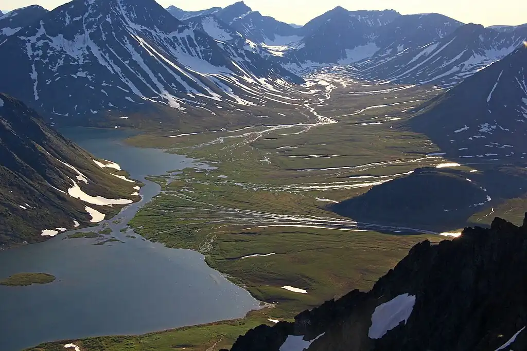 Перемычка между озерами Малое и Большое Хадатаёганлор