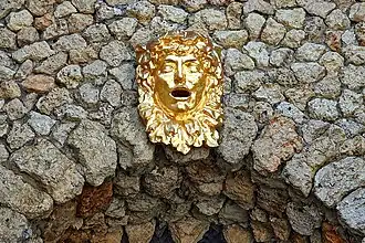 Маскарон над боковой аркой по рисунку  Н. Микетти