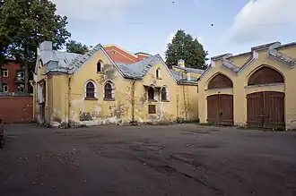 Западный служебный корпус слева и каретный сарай справа