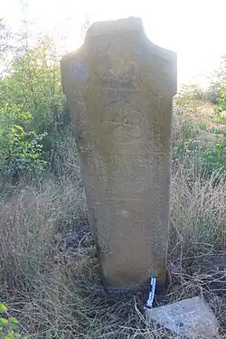 Петроглифы в верхней части камня