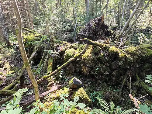 Одна из шахт с каменным ограждением