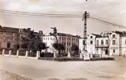 Площадь Ленина до 1957 года. Памятник Ленина скульптора В. Козлова. Слева от памятника - кинотеатр "Пионер"