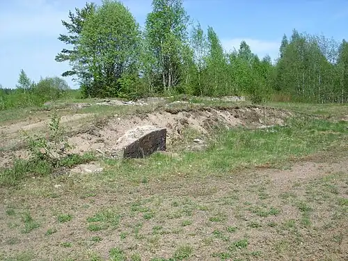 Остатки платформы — рытвина и гранитный блок