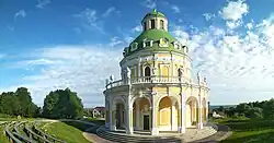 Вид храма с летними концертными трибунами