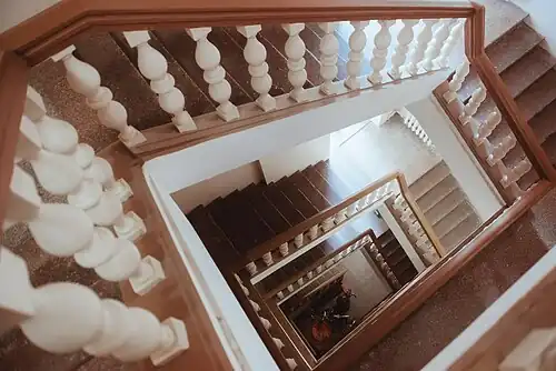 Подъезд в восточной части Дома Ворошиловских стрелков, выходящий на улицу Вольного Новгорода в Твери.