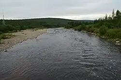 Низовье Холодникана. Вид вниз по течению с моста около юго-западной окраины посёлка городского типа Золотинка.