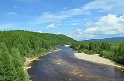 Вид вниз по течению с моста через верховье Тимптона около Нагорного в 2017 году