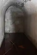 Некоторые коридоры нижнего яруса переднего капонира затоплены водой.